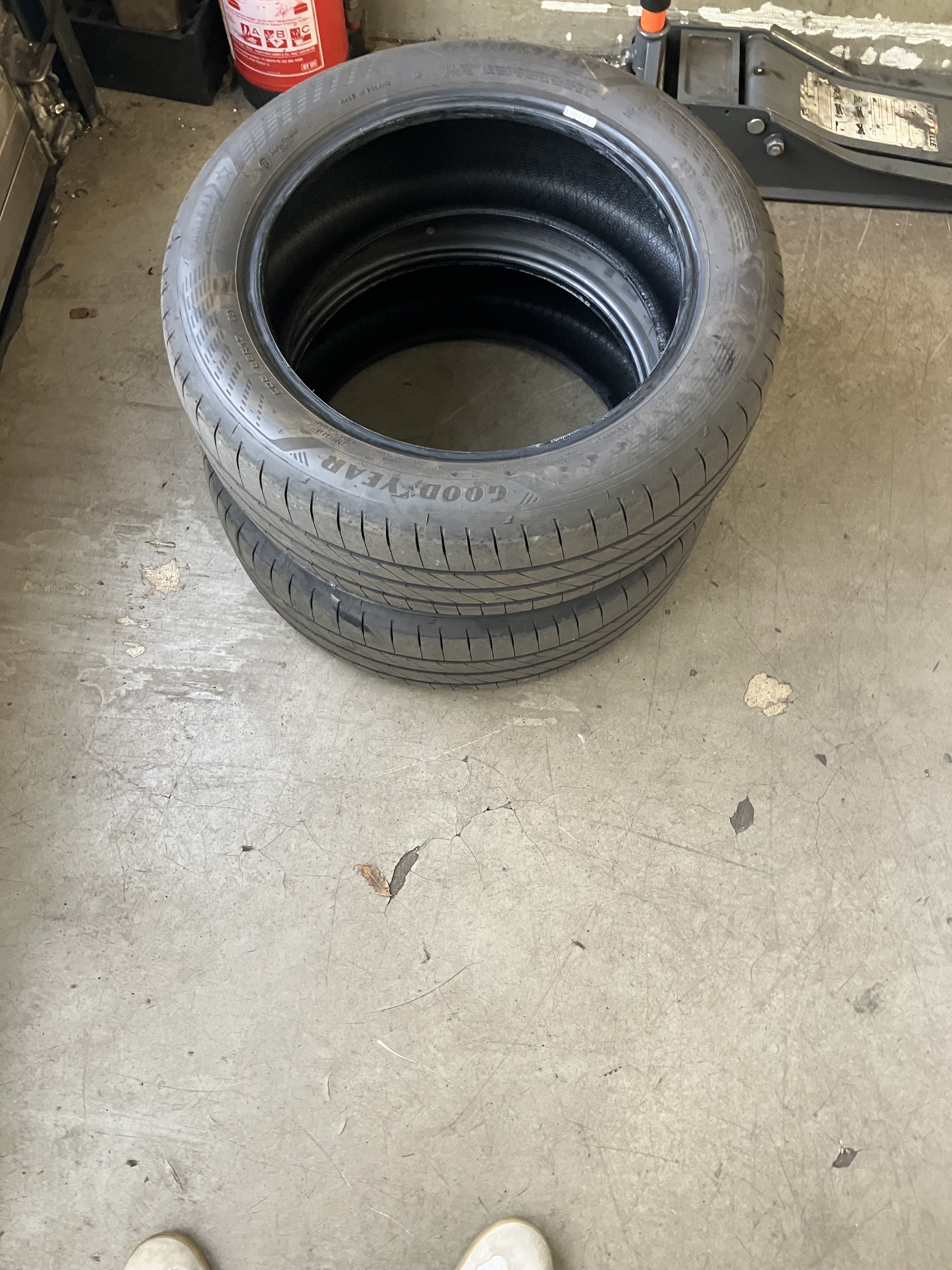 Frisch montierte Goodyear-Reifen in der Werkstatt