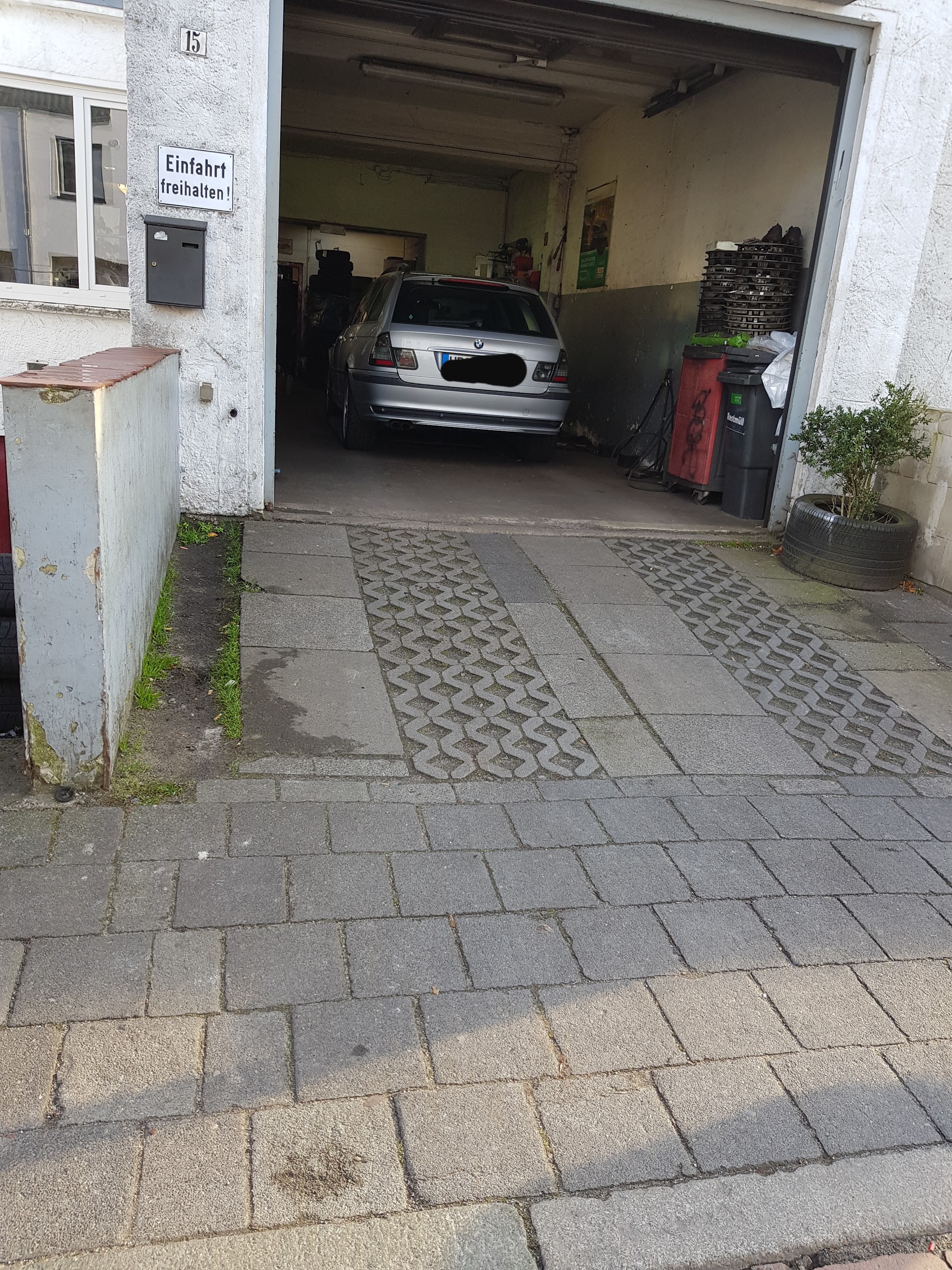 Einfahrt der Reifen Börse in der Gustav-Adolf-Straße 15